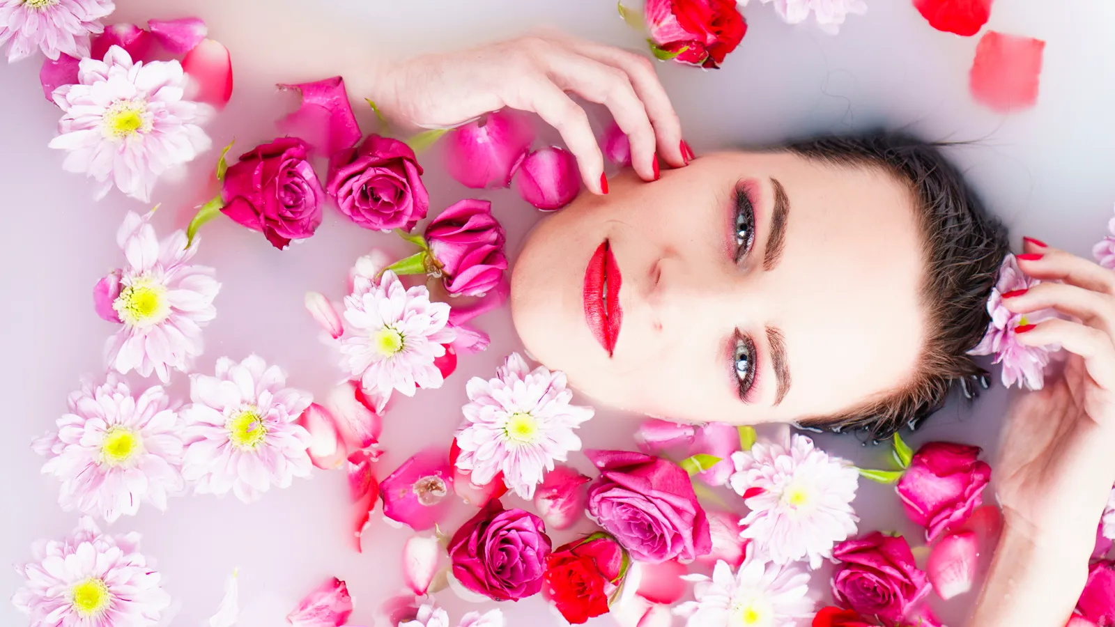 Kreatives Beauty Shooting mit Blumen