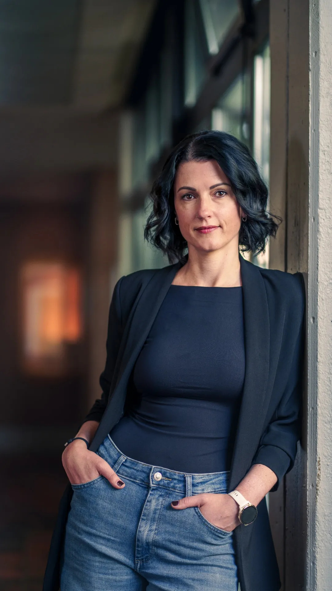 Business Portrait einer Frau an einer Wand