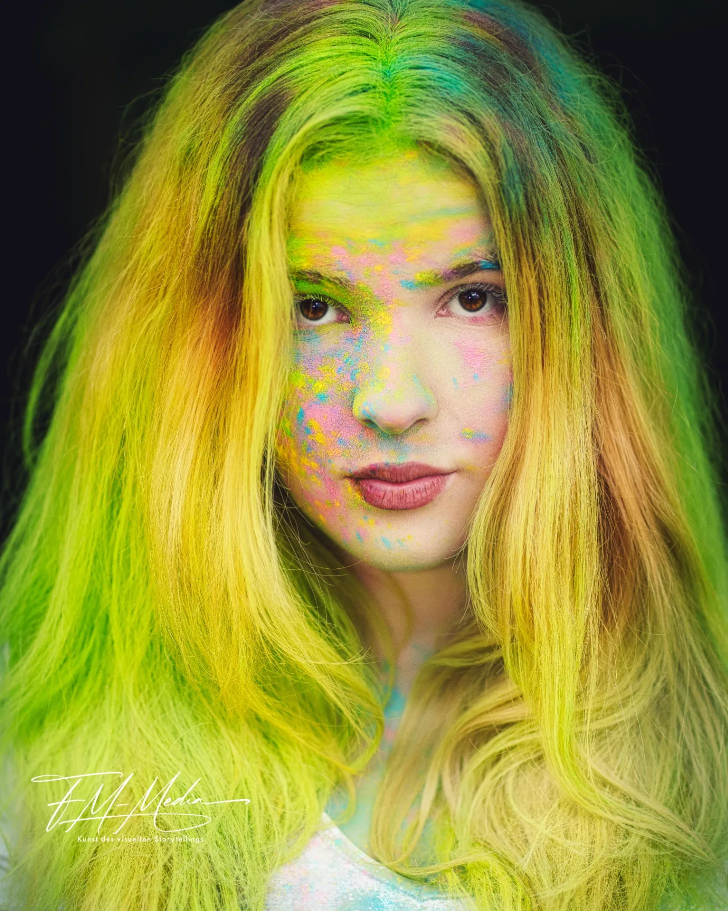 Kreatives Portrait mit Neon-Farben