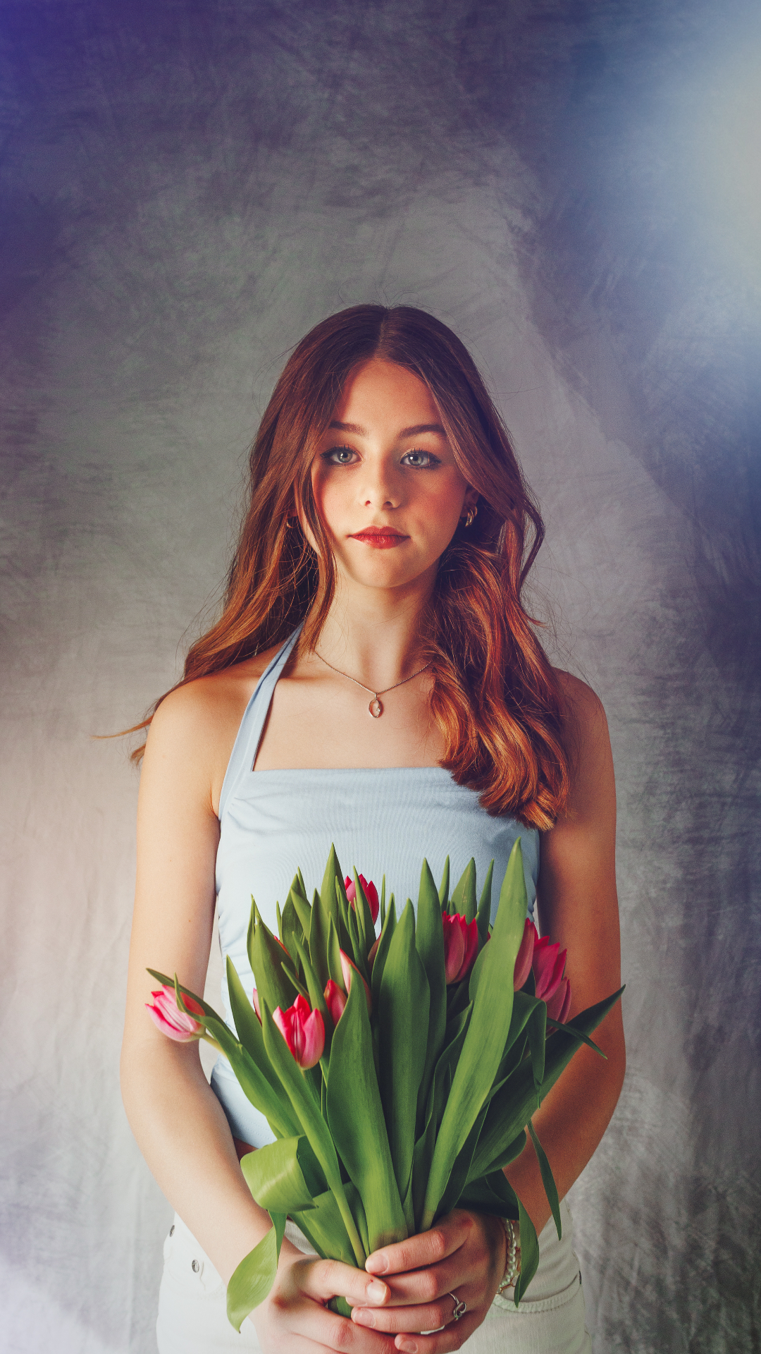 Elegantes Portrait mit Tulpen