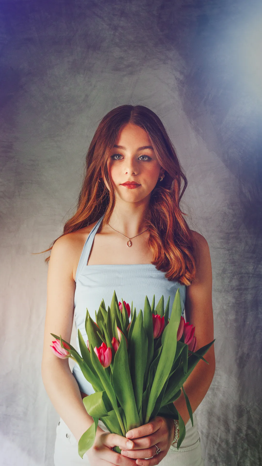 Elegantes Portrait mit Tulpen